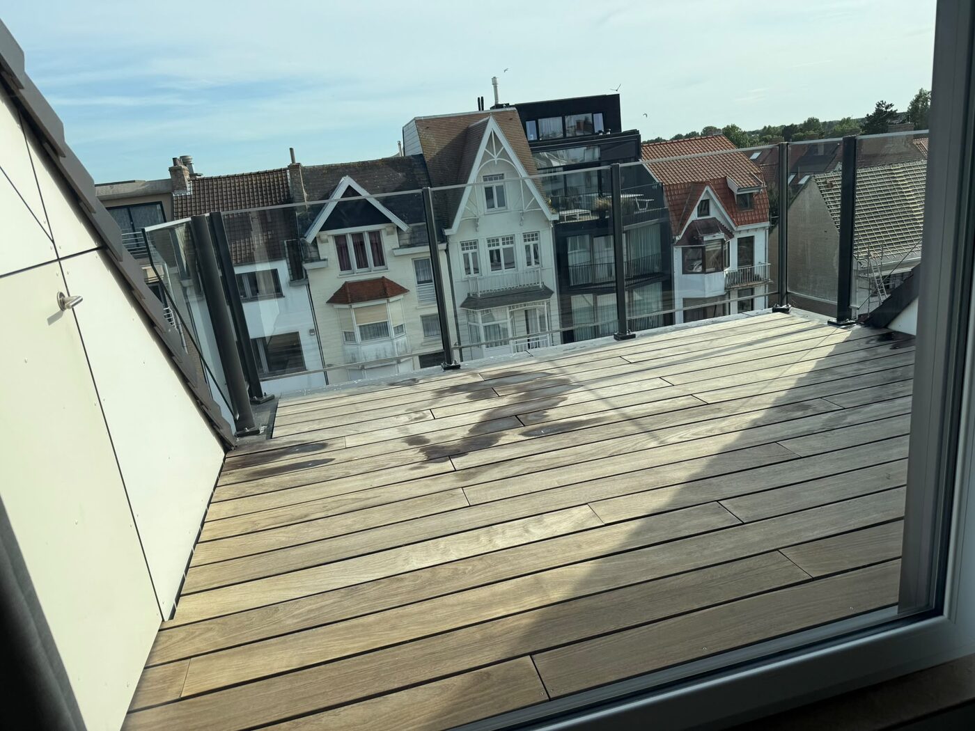 Dakterras met glazen balustrade
