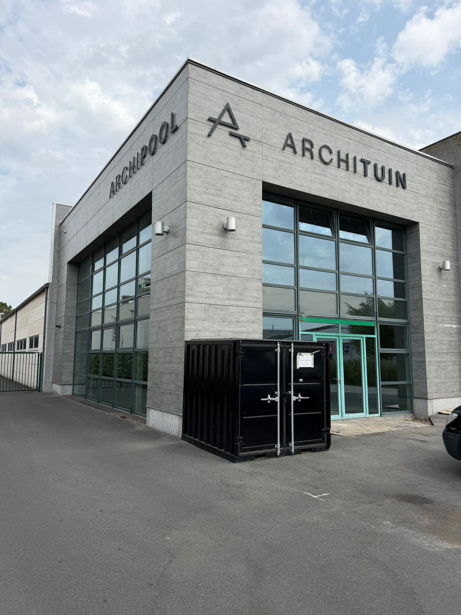 Showroom van Archipool en Archituin met hoge glaspartijen