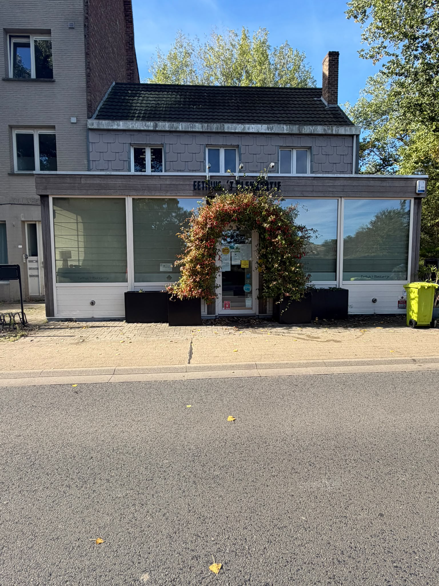 Gevel van Eethuis ’t Blekkertje in Koksijde met grote etalageruiten