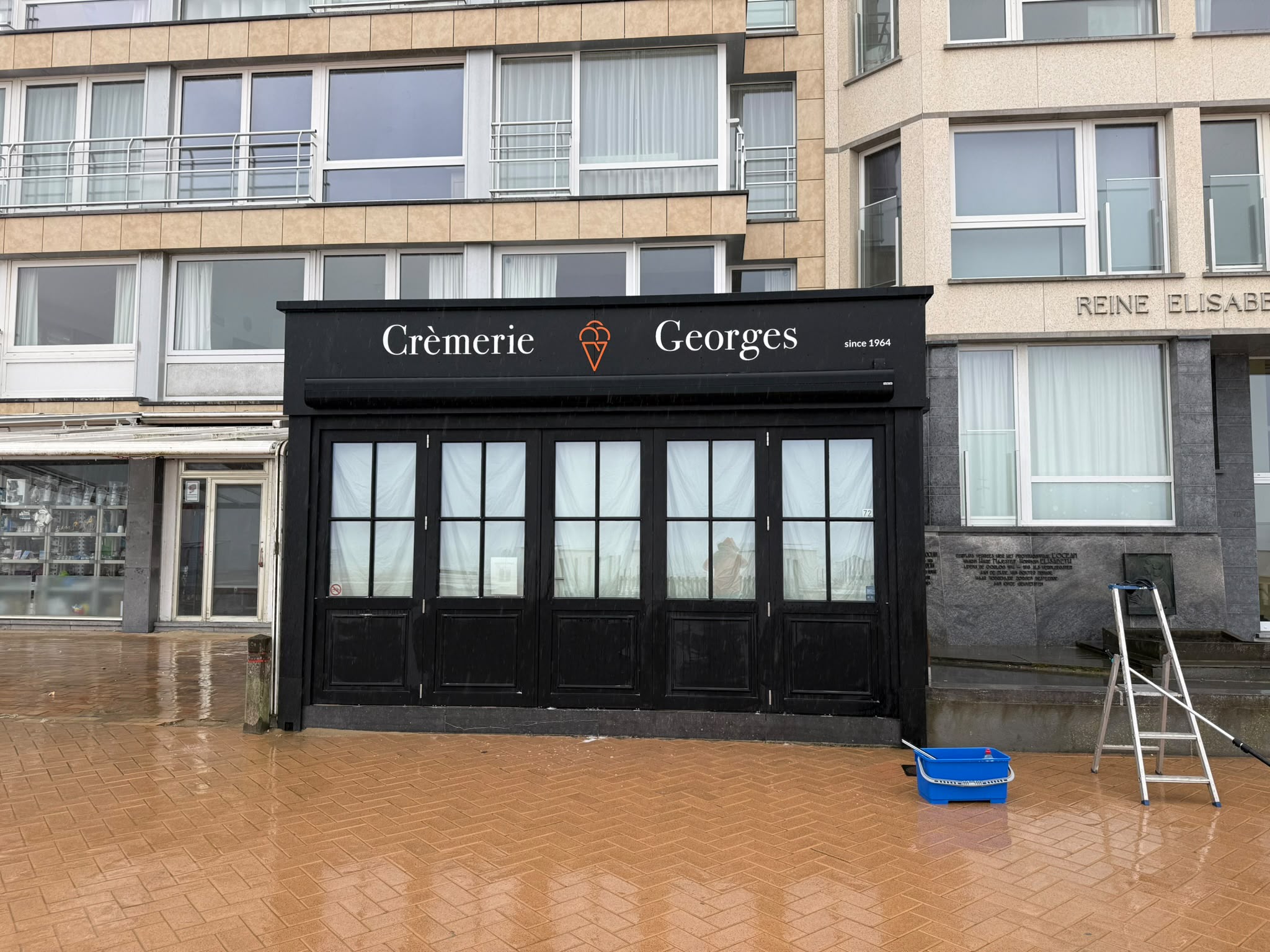 Zwarte vitrine van Crèmerie Georges, net gereinigd