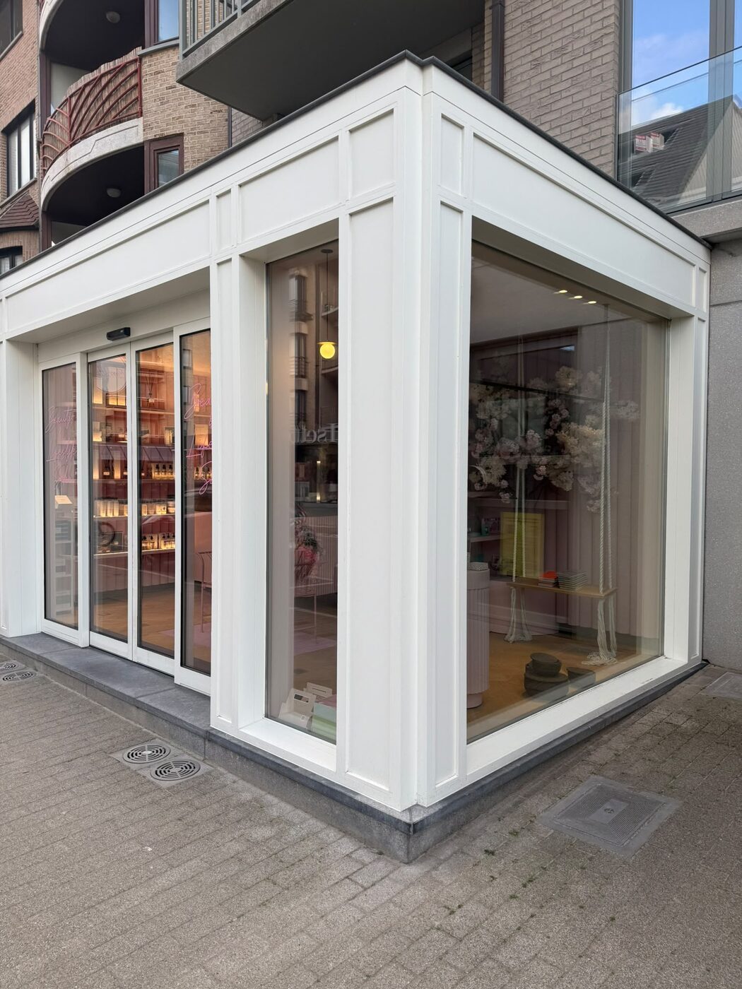 Witte hoekwinkel met grote etalageruiten