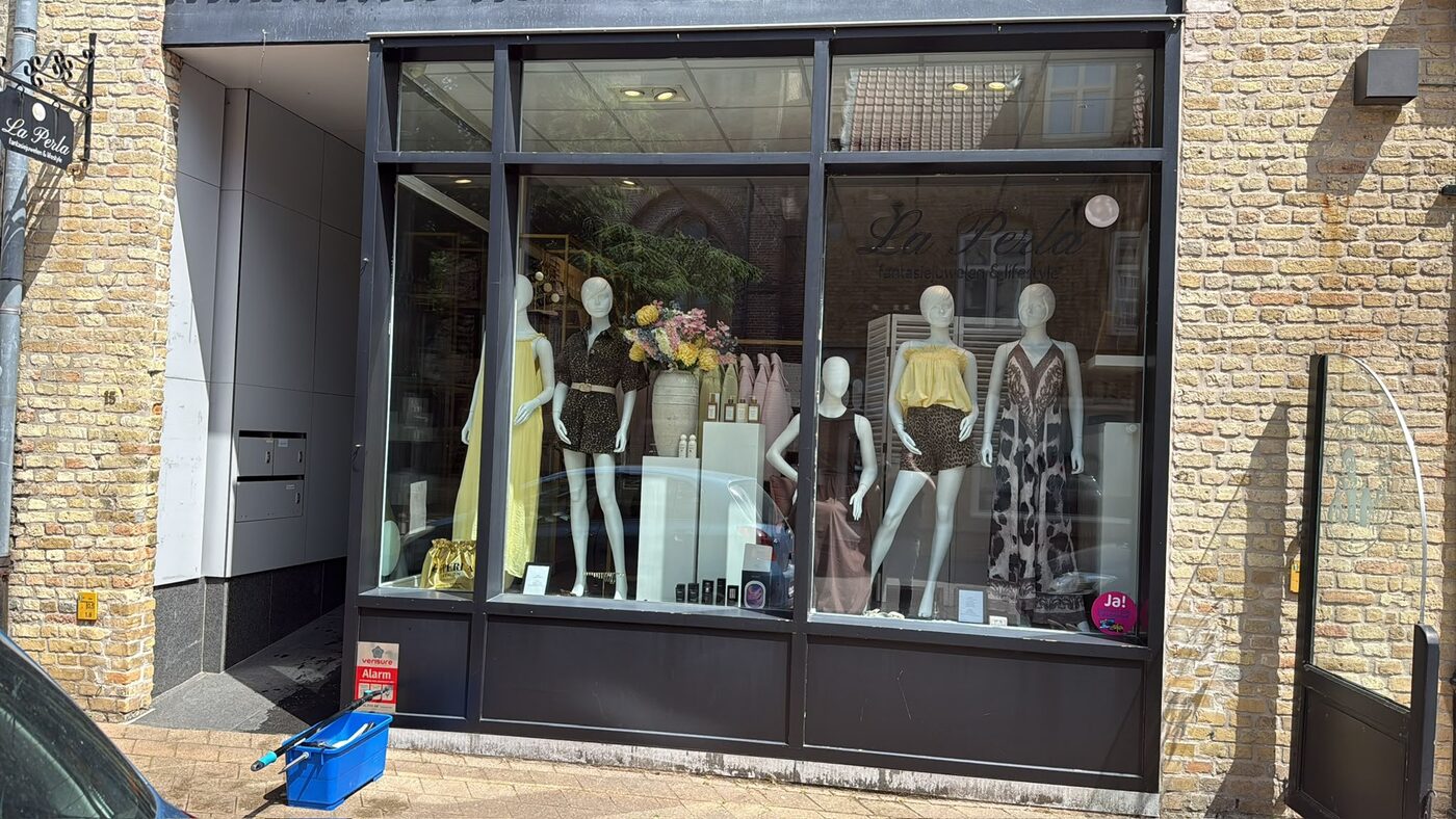 Etalage van La Perla met mannequins
