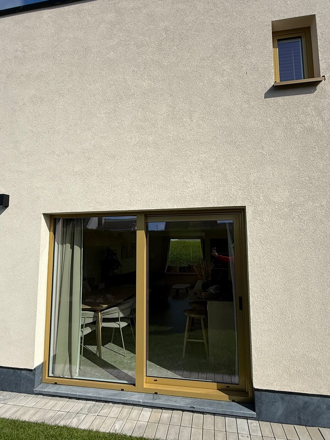 Schuifraam met goudkleurig kader