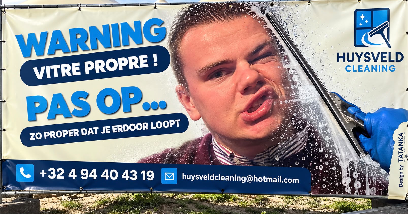 Ons reclamespandoek: Warning, vitre propre! Pas op... Zo proper dat je erdoor loopt