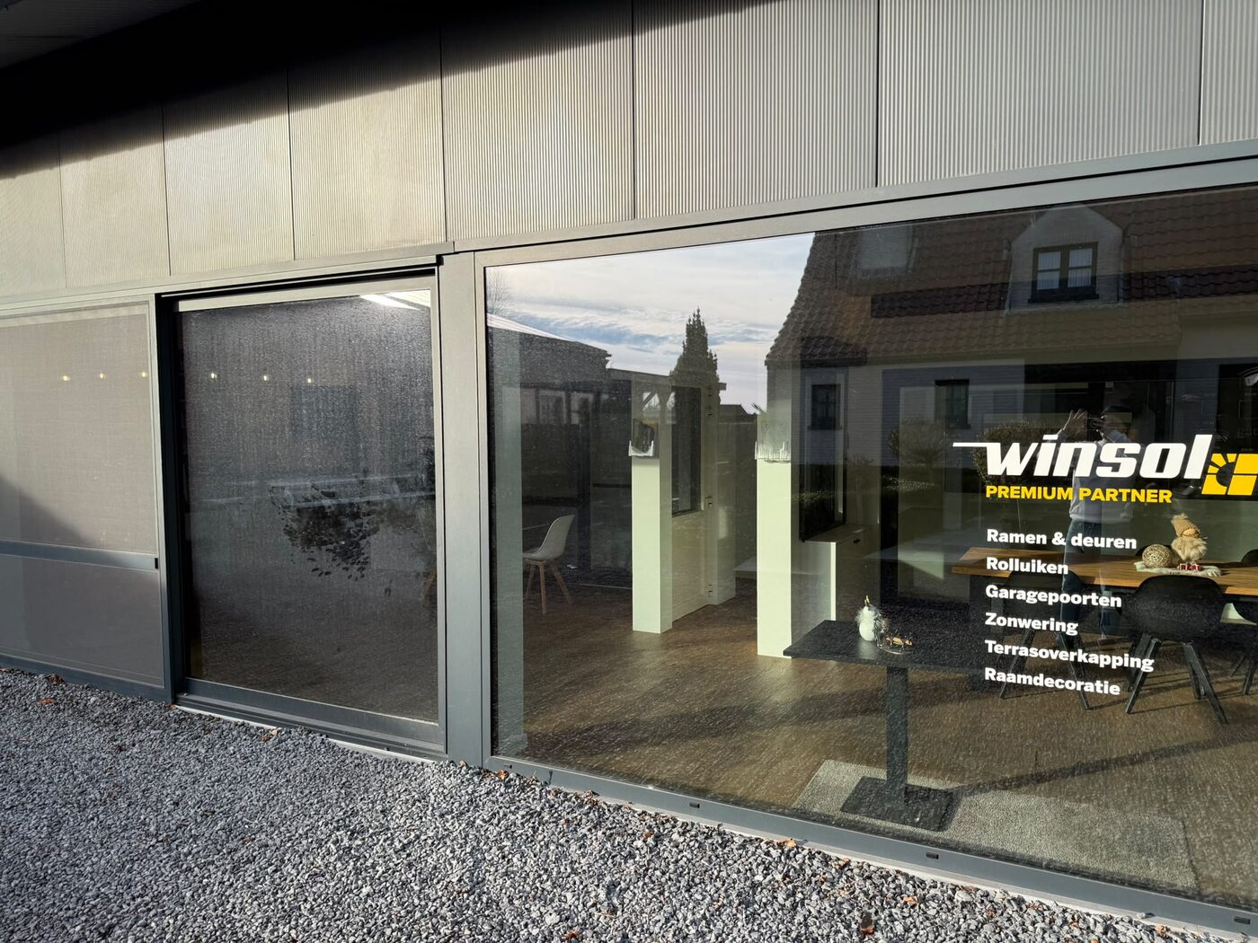 Showroom van Winsol met grote glaspartijen