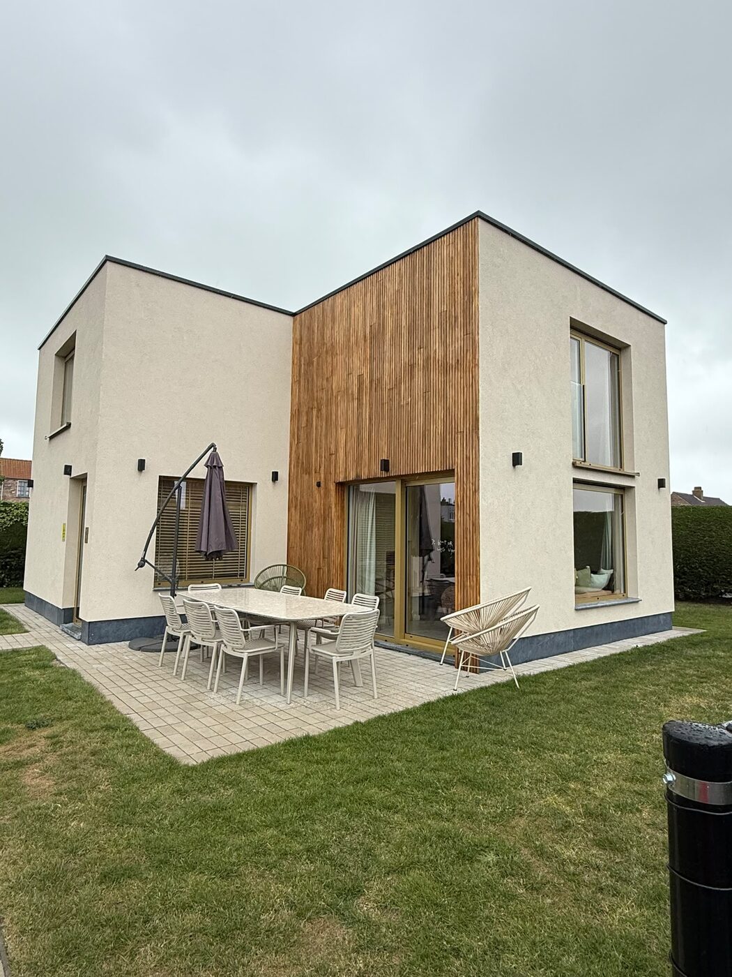 Moderne woning met houten gevel en glazen schuifdeur